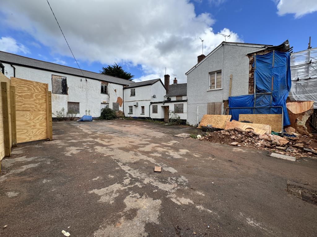 Lot: 195 - DILAPIDATED PUBLIC HOUSE WITH PLANNING FOR PART CONVERSION - Full court yard